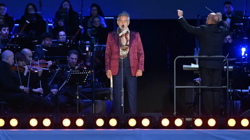 Andrea Bocelli durante l’esibizione alla caserma Goi-Pantanali di Gemona il 7 maggio scorso (foto Petrussi)