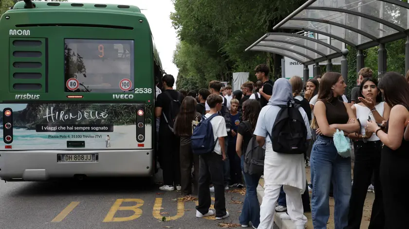 Autobus Mom preso d'assalto