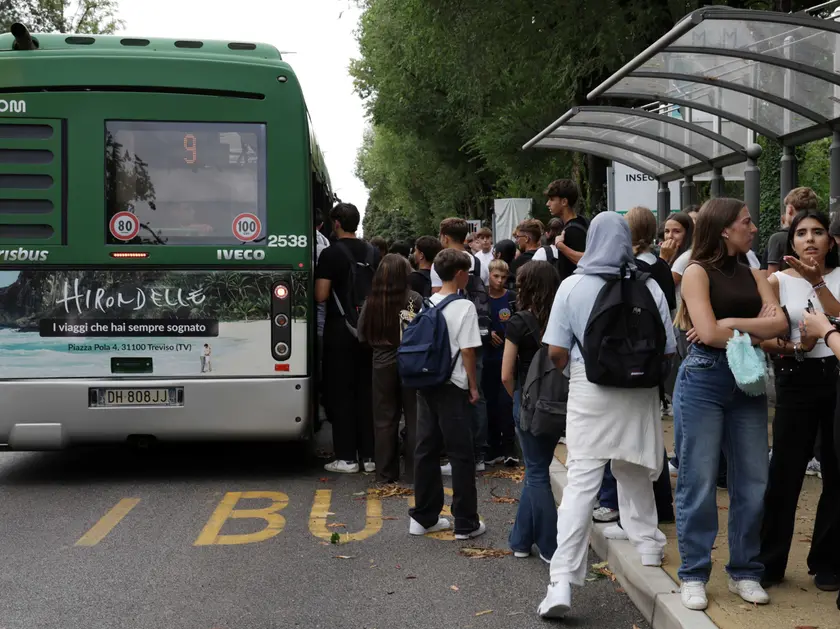 Autobus Mom preso d'assalto