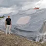 La sistemazione provvisoria per non far entrare l'acqua