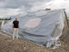 La sistemazione provvisoria per non far entrare l'acqua