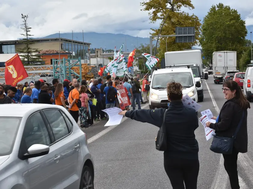 Gli operai in strada sulla Pontebbana