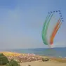 Il passaggio delle Frecce tricolori in spiaggia a Jesolo