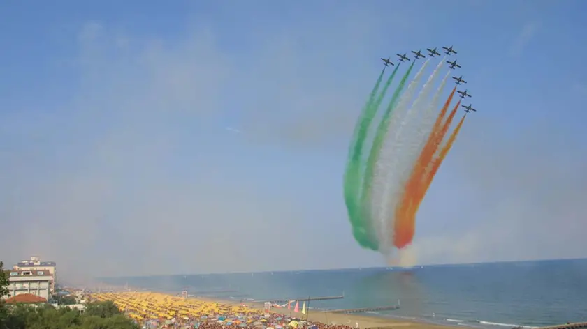 Il passaggio delle Frecce tricolori in spiaggia a Jesolo