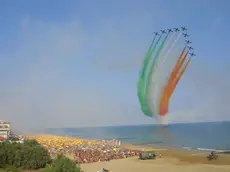 Il passaggio delle Frecce tricolori in spiaggia a Jesolo