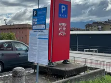Multa per l’auto elettrica: 30 euro dopo la ricarica al supermercato