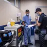 Personale di polizia all’interno di un ospedale