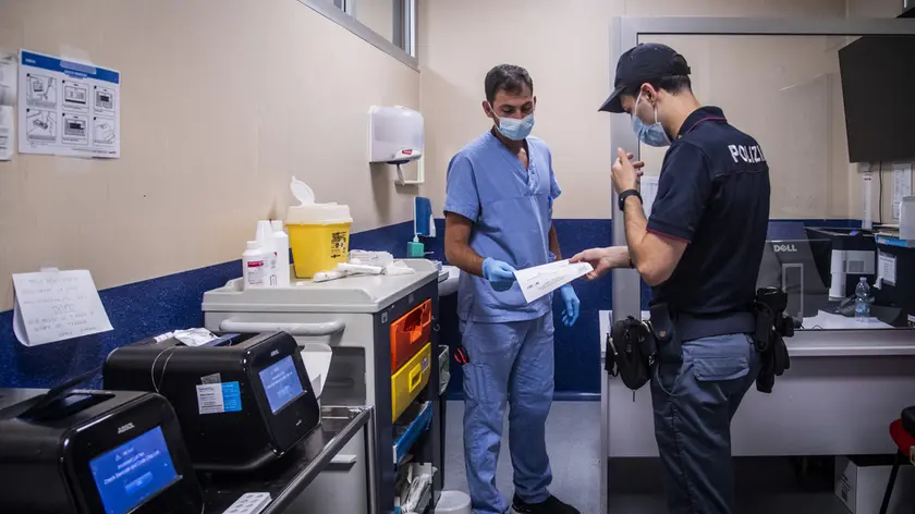 Personale di polizia all’interno di un ospedale