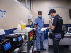 Personale di polizia all’interno di un ospedale