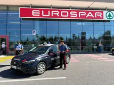 Il supermercato Eurospar di via Aquileia e i carabinieri sul posto (foto Daniele Tibaldi)