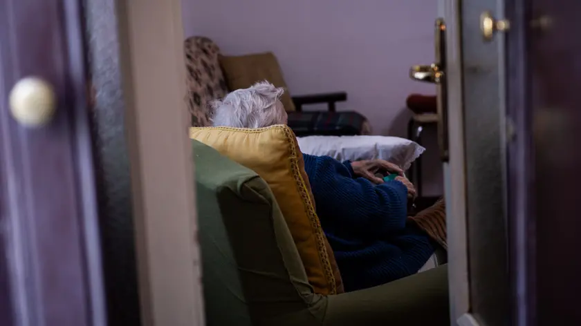 Un’anziana seguita in casa