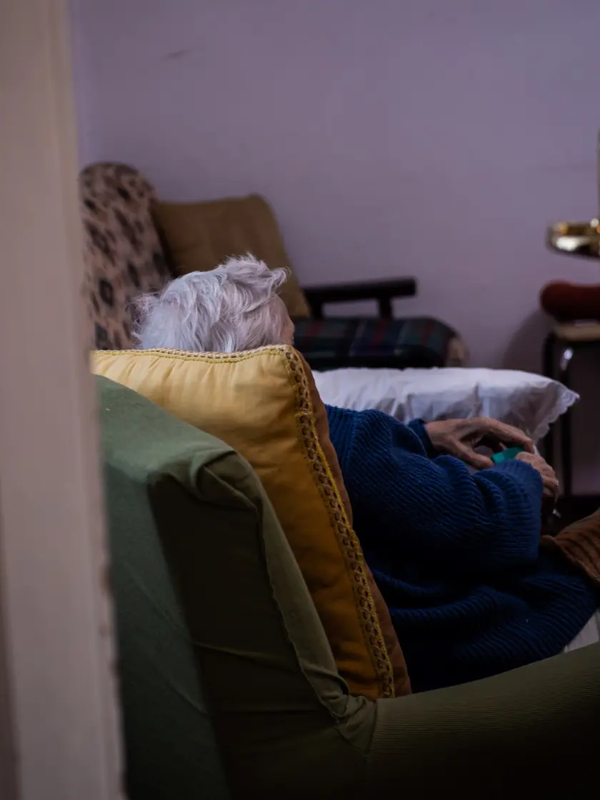 Un’anziana seguita in casa