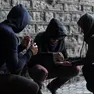 Tre ragazzi intenti a consumare della droga: l’allerta resta altissima