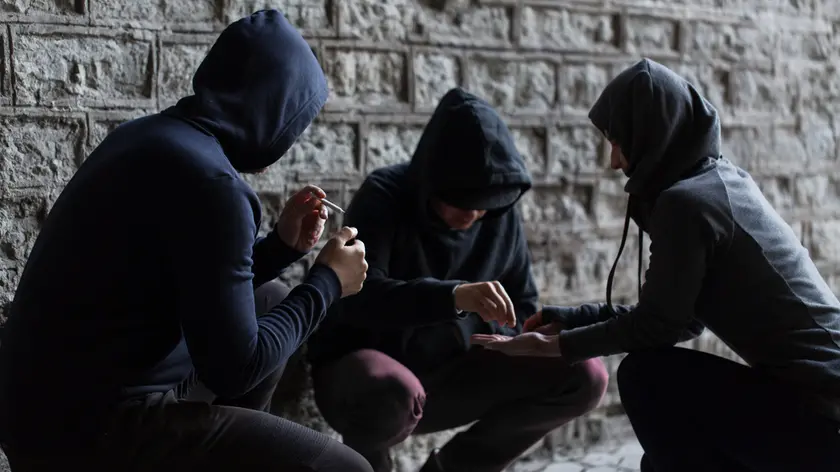 Tre ragazzi intenti a consumare della droga: l’allerta resta altissima