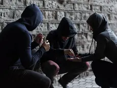 Tre ragazzi intenti a consumare della droga: l’allerta resta altissima