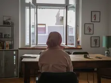 La ragazza pachistana fotografata di spalle durante l’intervista a Il Piccolo (foto Andrea Lasorte)