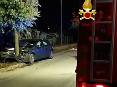 L'auto finita contro un albero a Cimadolmo