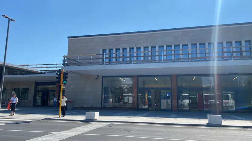 La facciata della stazione di Treviso dopo il restauro: manca l'orologio