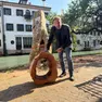 Il sindaco Mario Conte con il tronco cavo del platano