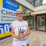 Elviana Varaschin davanti alla vetrina del suo negozio che chiuderà a dicembre