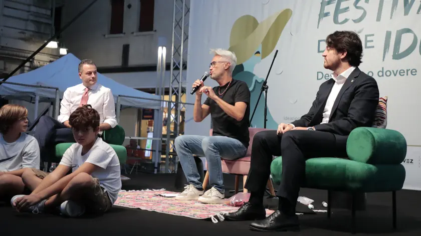 Venturini e Stefani con Schettini sul palco del Festival delle Idee