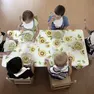 Bambini mangiano all'asilo nido