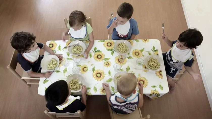Bambini mangiano all'asilo nido