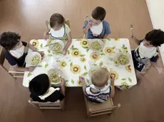 Bambini mangiano all'asilo nido