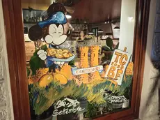 Una delle vetrine decorate dagli artisti del Tcbf