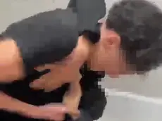 Un momento del pestaggio nel bagno della scuola