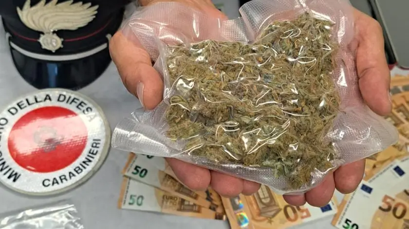 Parte della droga e dei contanti sequestrati