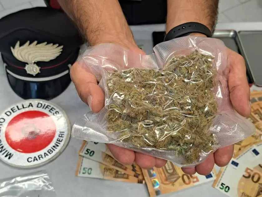 Parte della droga e dei contanti sequestrati