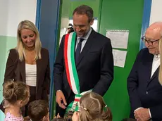 Il sindaco in visita in una scuola