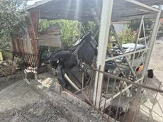L'auto, cadendo, ha sfondato il cancello e la tettoia del garage del vicino di casa
