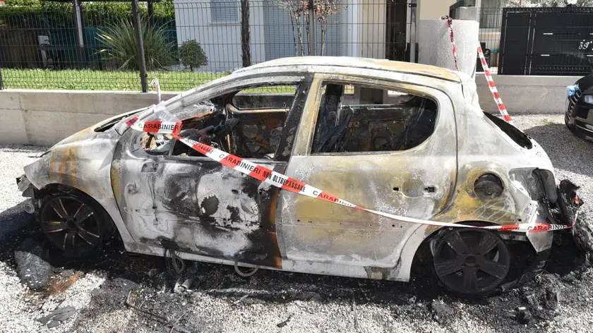 L'auto andata in fiamme