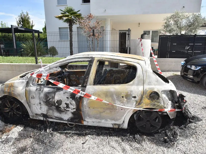 L'auto andata in fiamme
