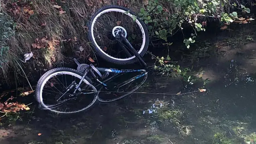 La bicicletta trovata nel fiume