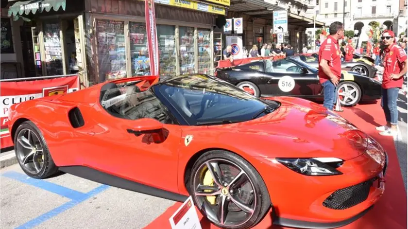 Lo stand Ferrari in viale Carducci