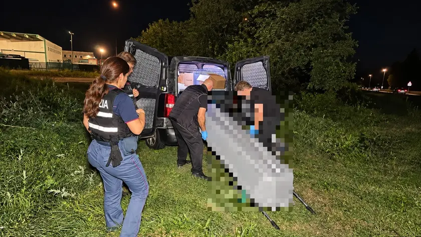 Il recupero del corpo a Malcontenta (foto Pòrcile)