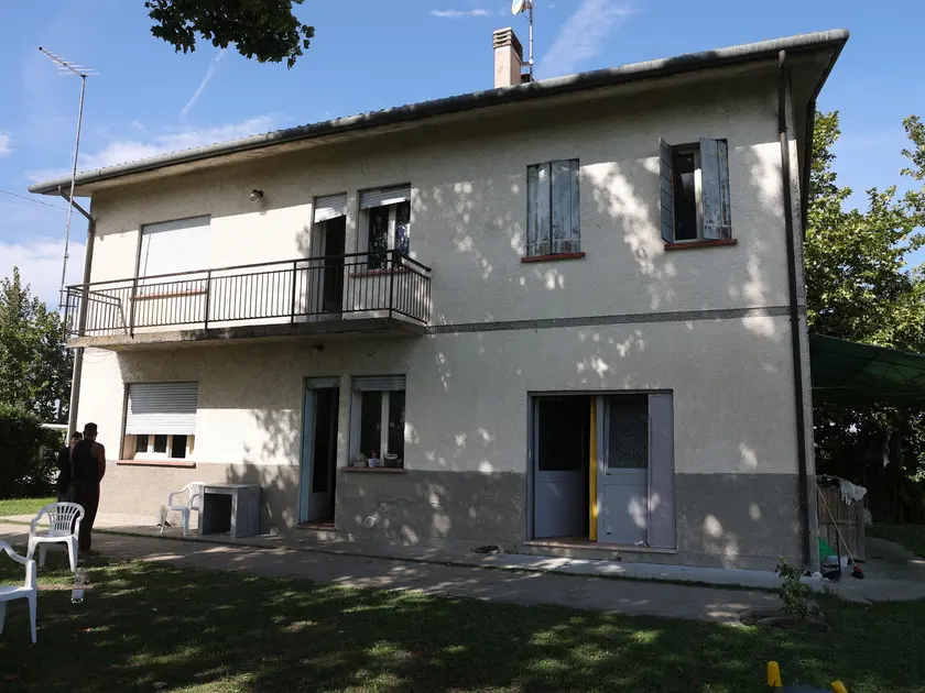 La casa dove vivevano i due sospettati per l'omicidio del senzatetto
