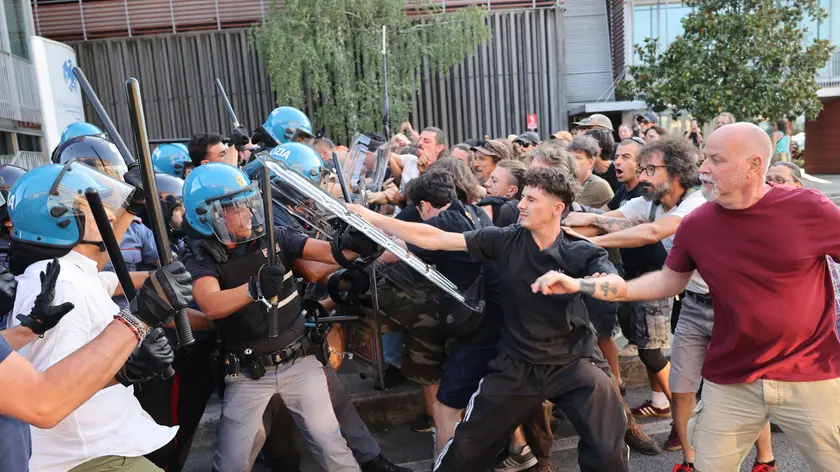 Gli scontri con la polizia durante la manifestazione al park Dal Negro