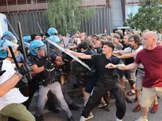 Gli scontri con la polizia durante la manifestazione al park Dal Negro