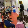 Alunni con insegnante in una scuola elementare