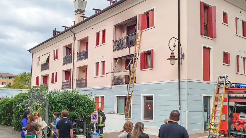 L'intervento dei vigili del fuoco a Montebelluna (foto Cavicchi/Macca)