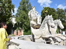 La vasca priva di acqua e il tridente scivolato