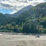 Una distesa bianca con camion e ruspe al lavoro: si presenta così il lago di Barcis