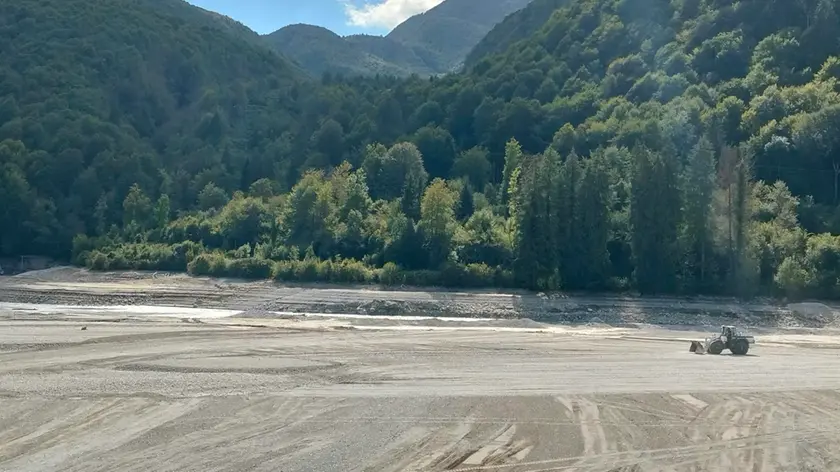 Una distesa bianca con camion e ruspe al lavoro: si presenta così il lago di Barcis