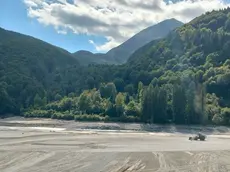 Una distesa bianca con camion e ruspe al lavoro: si presenta così il lago di Barcis