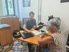 Un'anziana presenta denuncia dai carabinieri (foto d'archivio)
