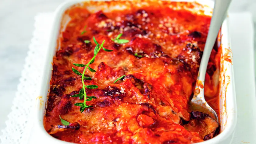 Una teglia di parmigiana di melanzane